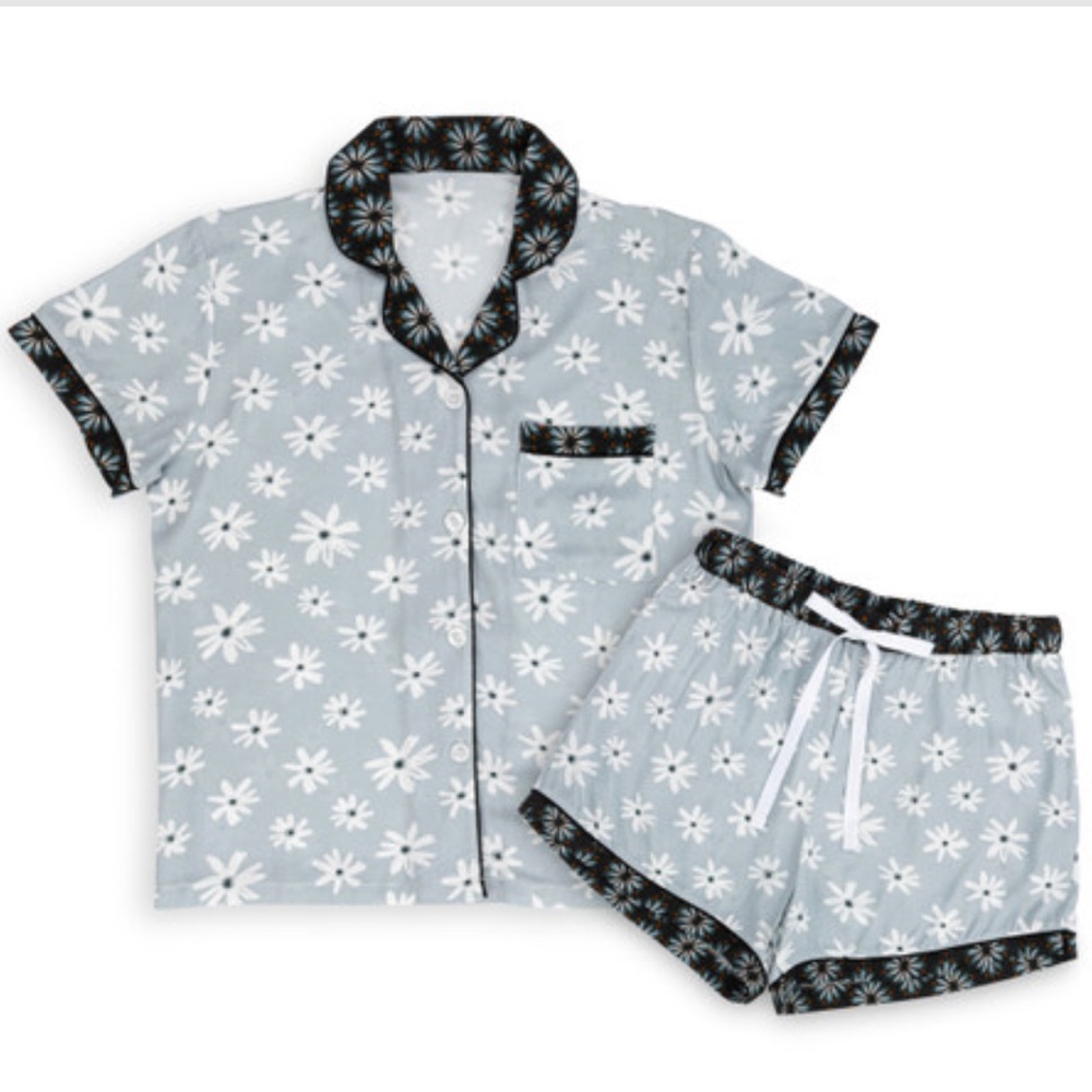 DEMDACO Comfort Collection Short Sleeve & Shorts PJ Set in Gray Daisy — L